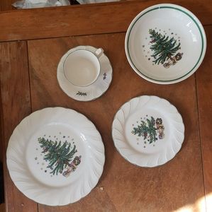 NIKKO - Christmas Dinner Set 8 SETTINGS